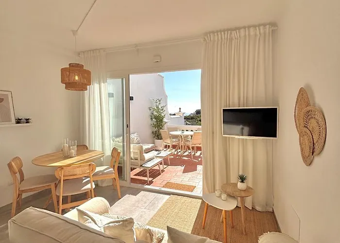 New With Sea View, Big Terrace & Pools דירה נרחה