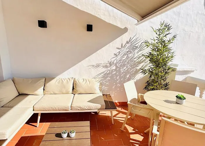 New With Sea View, Big Terrace & Pools נרחה