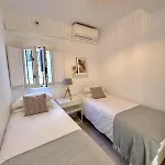 New With Sea View, Big Terrace & Pools نيرخا