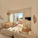 New With Sea View, Big Terrace & Pools شقة نيرخا